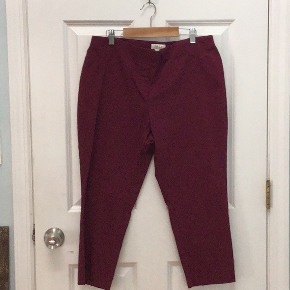 Style & Co cranberry stretch woven capris. Size L
